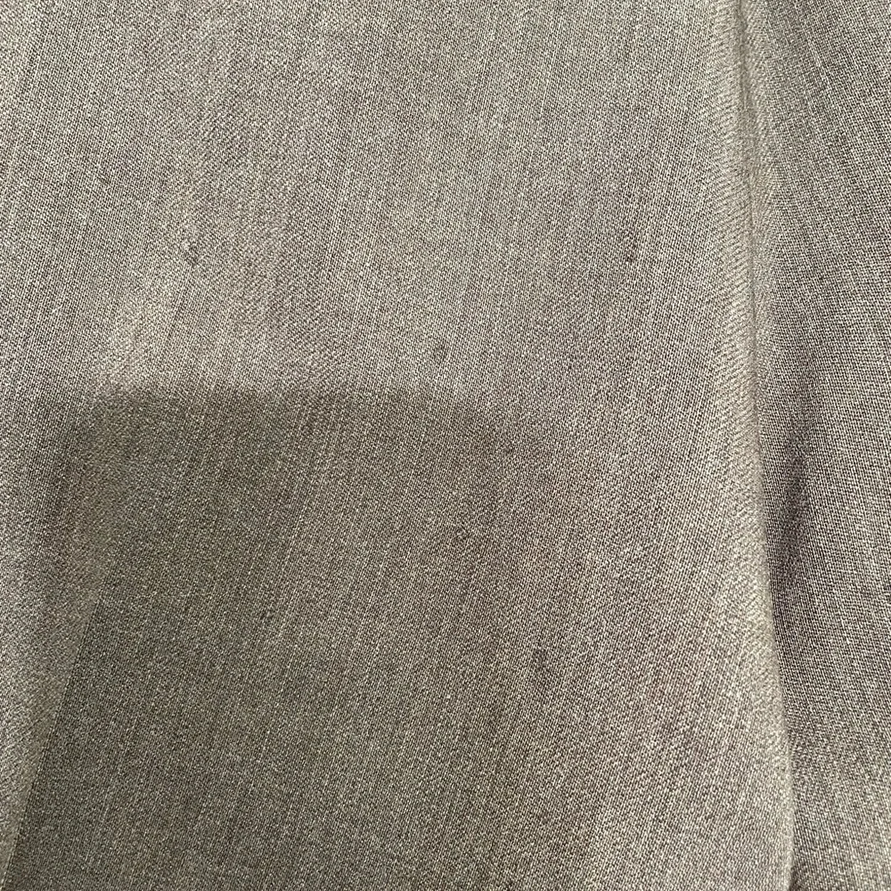 Donna Karen Signature men’s 100% wool suit made in Italy. Long and olive color